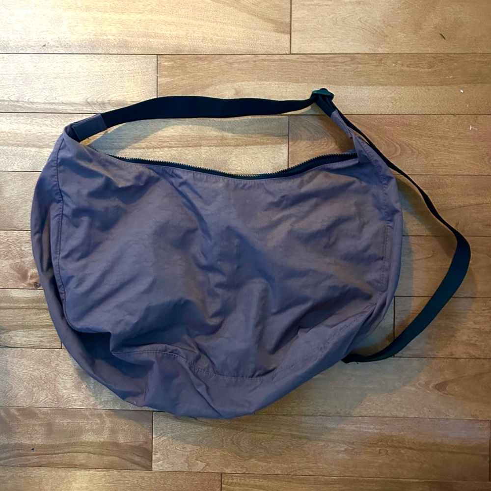 BAGGU large crescent bag in Peppercorn